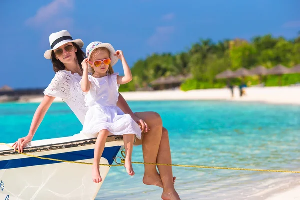 在海滩度假期间船上的小女孩和年轻妈妈 — 图库照片