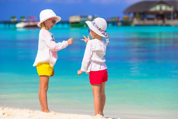 여름 방학 동안 해변에서 사랑 스러운 어린 소녀들 — 스톡 사진