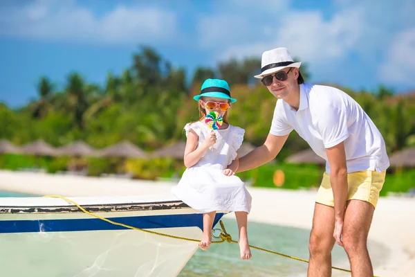 Mała dziewczynka i tata podczas wakacji na tropikalnej plaży — Zdjęcie stockowe