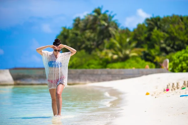 Young beautiful woman on beach during tropical vacation — Stock Photo, Image