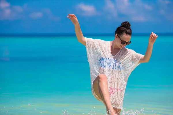 Giovane bella donna sulla spiaggia durante le vacanze tropicali — Foto Stock