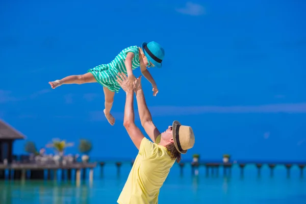 Liten flicka och unga far under tropisk strandsemester — Stockfoto