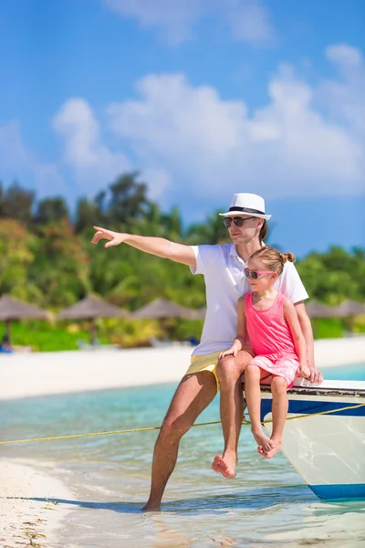 Padre y su hija felices en barco durante las vacaciones en la playa tropical —  Fotos de Stock