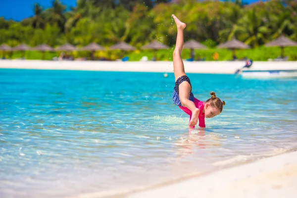 Liebenswertes kleines Mädchen am Strand während der Sommerferien — Stockfoto