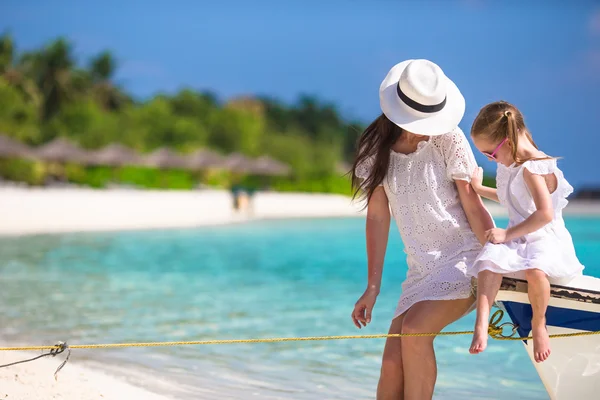 Weinig meisje en jonge moeder op boot tijdens strandvakantie — Stockfoto