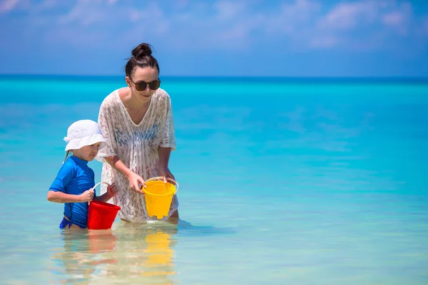 Madre e figlia godendo il tempo alla spiaggia tropicale — Foto Stock