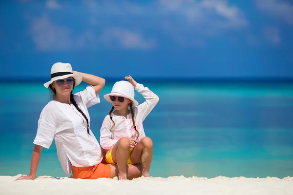 Bambina e giovane madre durante le vacanze al mare — Foto Stock