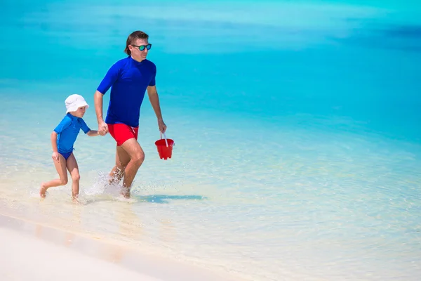 Gelukkige familie plezier op wit tropisch strand — Stockfoto