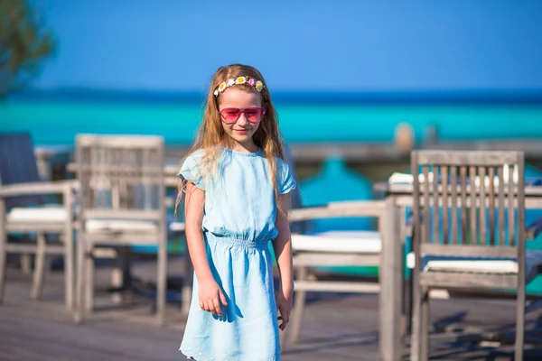 Adorable niña en la cafetería al aire libre durante las vacaciones de verano —  Fotos de Stock