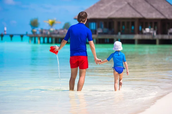 Happy family having fun on white tropical beach — Stock Photo, Image