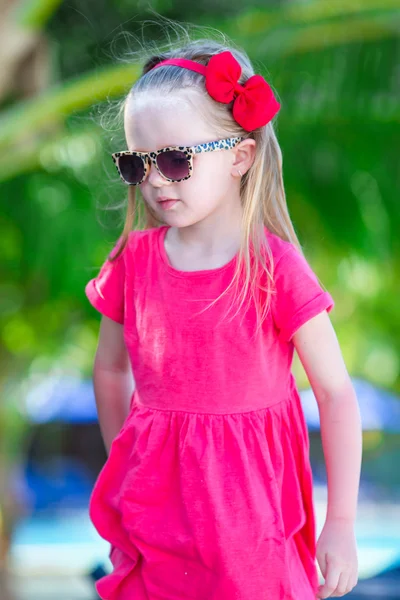 漂亮的小女孩户外热带度假村的肖像 — 图库照片