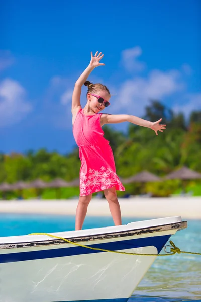 Adorable niña en barco durante las vacaciones de verano —  Fotos de Stock