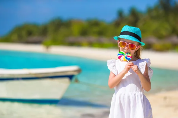 Bedårande glada leende liten flicka i hatten på strandsemester — Stockfoto