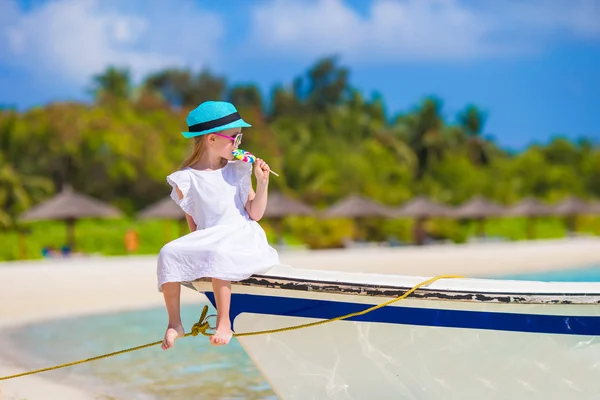 Entzückend glücklich lächelndes kleines Mädchen mit Hut im Strandurlaub — Stockfoto