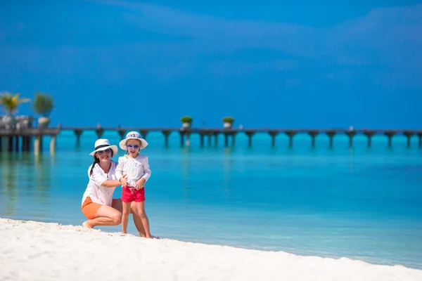 Маленькая счастливая девочка и молодая мама во время отдыха на пляже — стоковое фото