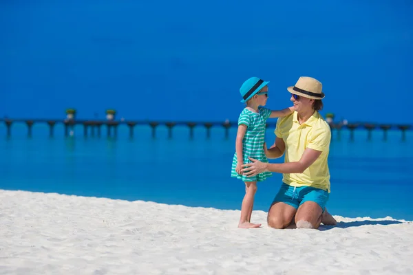 Mały dziewczyna i młody ojciec podczas wakacji na tropikalnej plaży — Zdjęcie stockowe