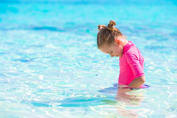 Schattig klein meisje aan het strand tijdens de zomervakantie — Stockfoto