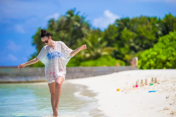 Young beautiful woman on beach during tropical vacation — Stock Photo, Image