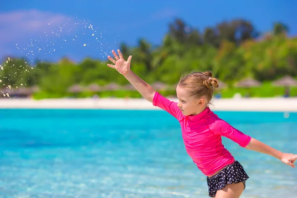 Adorable petite fille à la plage pendant les vacances d'été — Photo