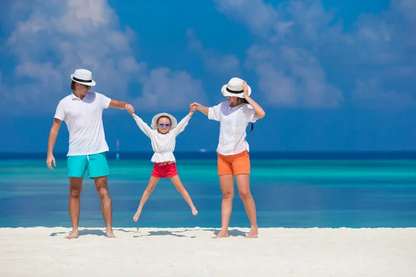 Üç beyaz plaj tropikal tatil sırasında genç aile — Stok fotoğraf