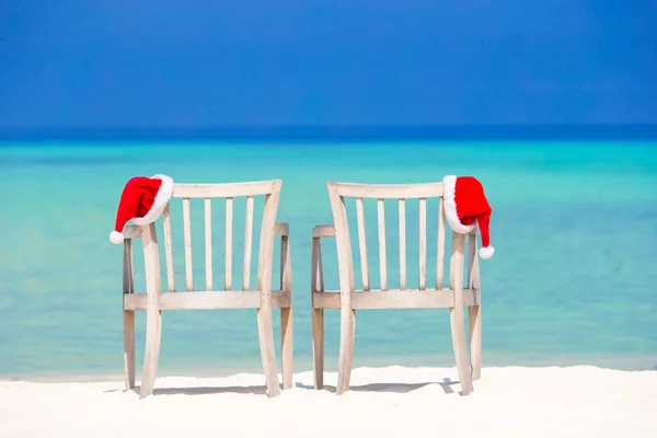 Closeup santa chapeau sur chaise sur plage de blanc tropical — Photo