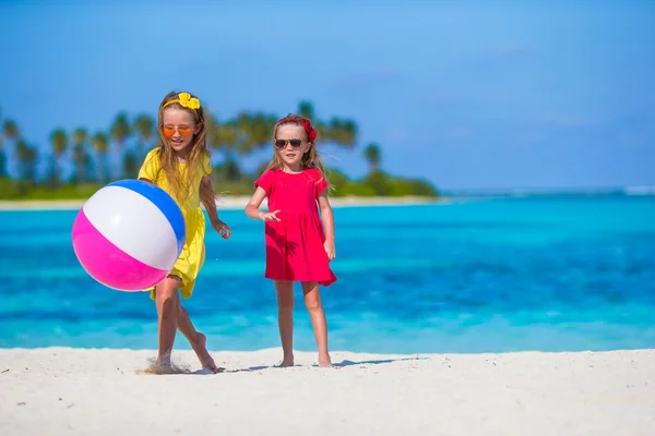 Małe urocze dziewczyny grające na plaży z piłką — Zdjęcie stockowe