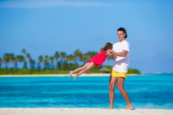 小可爱的小女孩，爸爸在热带海滩度假期间 — 图库照片