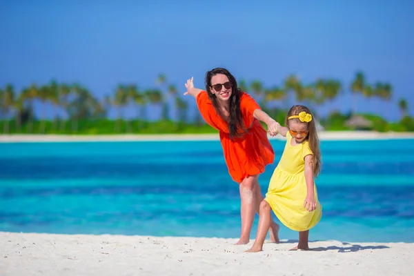 Mały dziewczyna i młoda matka podczas wakacji na plaży — Zdjęcie stockowe