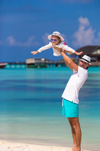 Bedårande liten flicka och lycklig far under tropisk strandsemester — Stockfoto