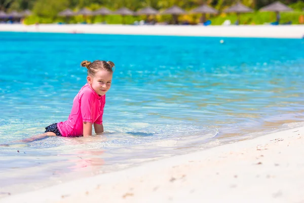 Liebenswertes kleines Mädchen am Strand während der Sommerferien — Stockfoto