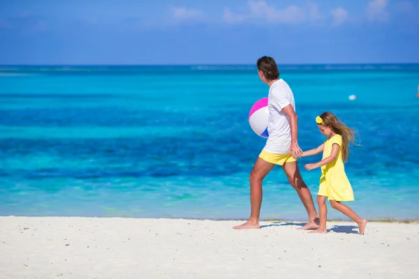 Feliz pai e filha brincando com bola ao ar livre na praia — Fotografia de Stock