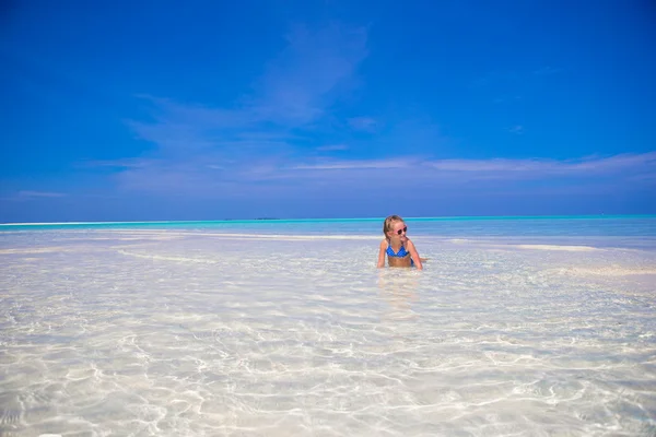 愛らしい幸せな少女は、ビーチ バカンス浅瀬で楽しい時を過す — ストック写真