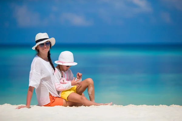 Weinig meisje en jonge moeder tijdens strandvakantie — Stockfoto