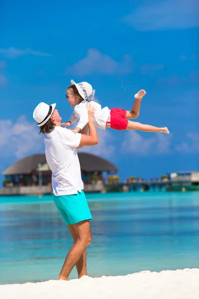 Αξιολάτρευτο κοριτσάκι και ευτυχής πατέρας κατά τη διάρκεια τροπική παραλία διακοπές — Φωτογραφία Αρχείου