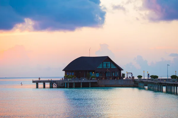 Belo pôr do sol colorido na ilha tropical em Maldivas — Fotografia de Stock