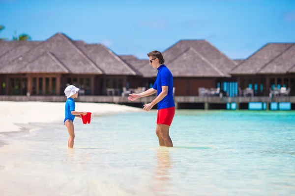 Pai feliz e filha se divertem na praia tropical — Fotografia de Stock