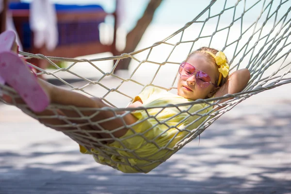 Little girl on tropical vacation relaxing in hammock — Stock Photo, Image