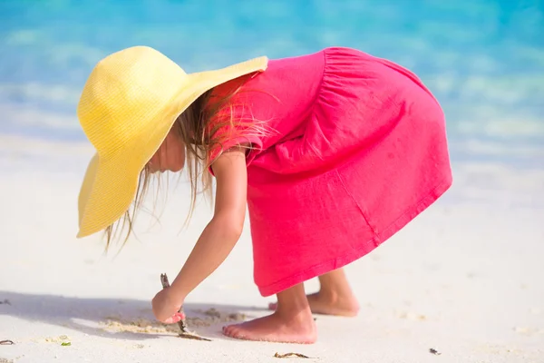 Entzückendes kleines Mädchen mit Hut am Strand während der Sommerferien — Stockfoto