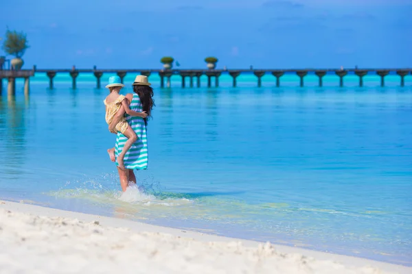 Mały dziewczyna i młoda mama podczas wakacji na plaży — Zdjęcie stockowe