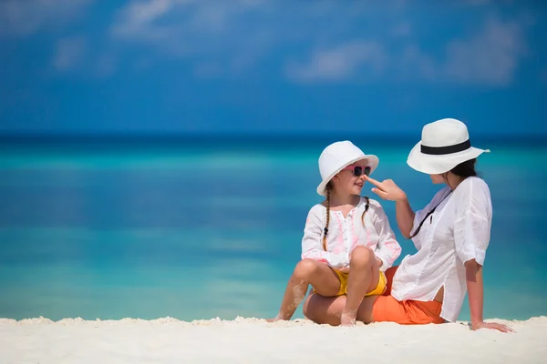 Little girl and young mother during beach vacation — Stock Photo, Image