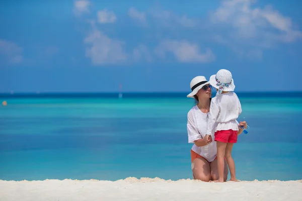 Niña y madre joven durante las vacaciones en la playa —  Fotos de Stock