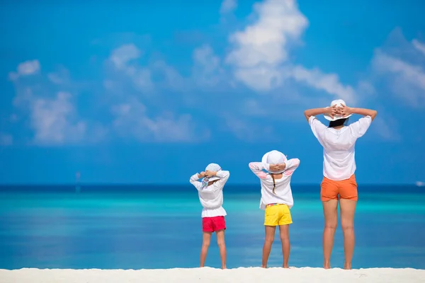 Imádnivaló kislányok és fiatal anya a trópusi fehér tengerparton — Stock Fotó