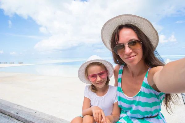 Moeder en kleine meisje dat neemt selfie achtergrond de zee — Stockfoto