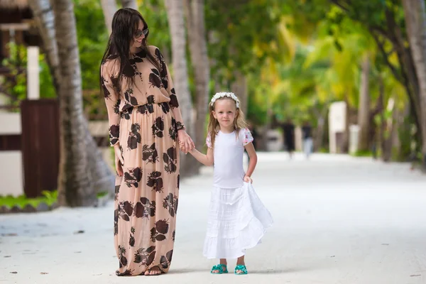 Petite fille et jeune mère sur une île magnifique — Photo