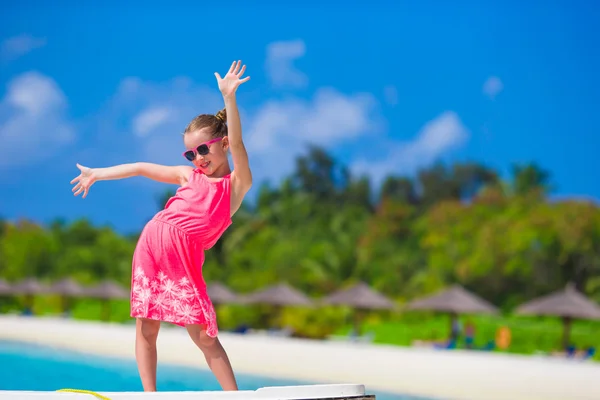 Adorabile bambina in barca durante le vacanze estive — Foto Stock