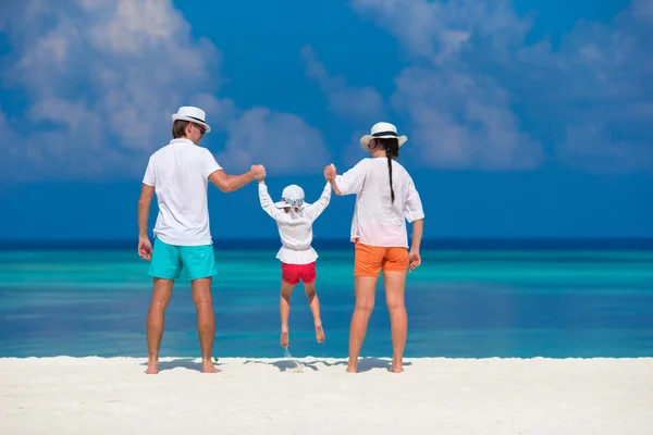 Ung familj av tre på vita stranden under tropiska semester — Stockfoto