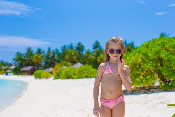 Glad liten tjej att ha kul på grunt vatten — Stockfoto