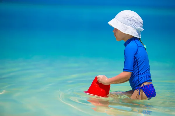 Sevimli mutlu küçük kız iyi eğlenceler sığ su beach tatil — Stok fotoğraf