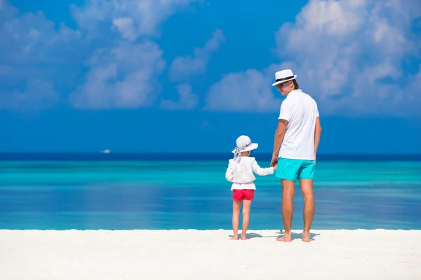 Urocza mała dziewczynka i szczęśliwy ojciec podczas wakacji na tropikalnej plaży — Zdjęcie stockowe