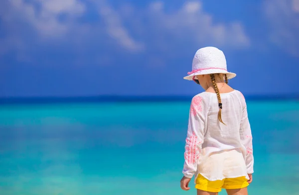 Чарівна дівчинка на пляжі під час літніх канікул — стокове фото